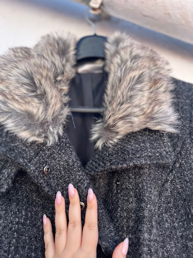 Abrigo negro con tonos grises