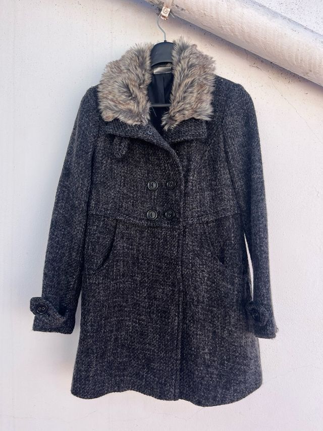 Abrigo negro con tonos grises