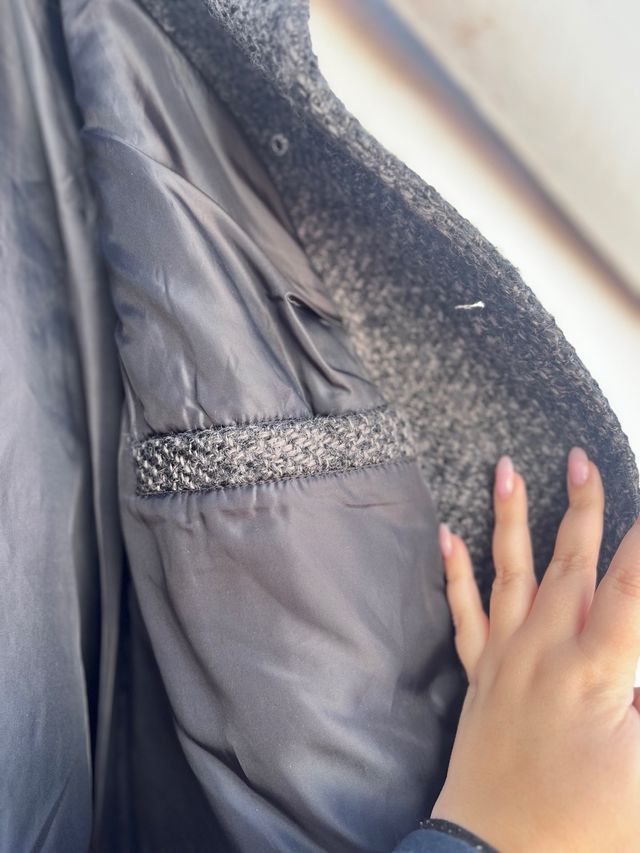 Abrigo negro con tonos grises