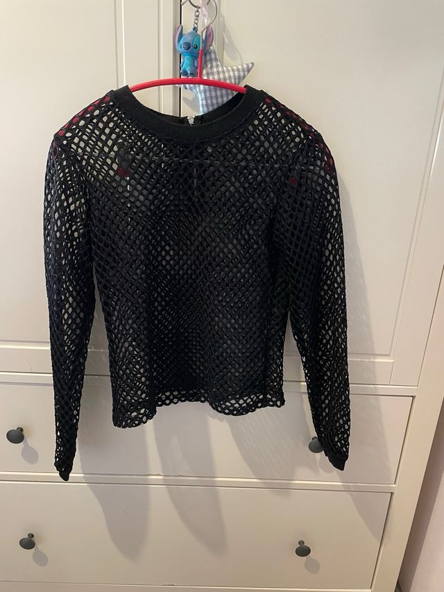 Camiseta con transparencias y rejilla de Asos