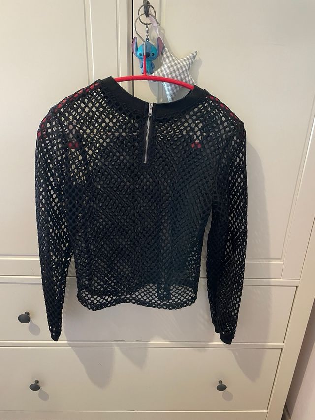 Camiseta con transparencias y rejilla de Asos