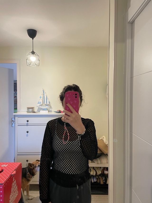 Camiseta con transparencias y rejilla de Asos