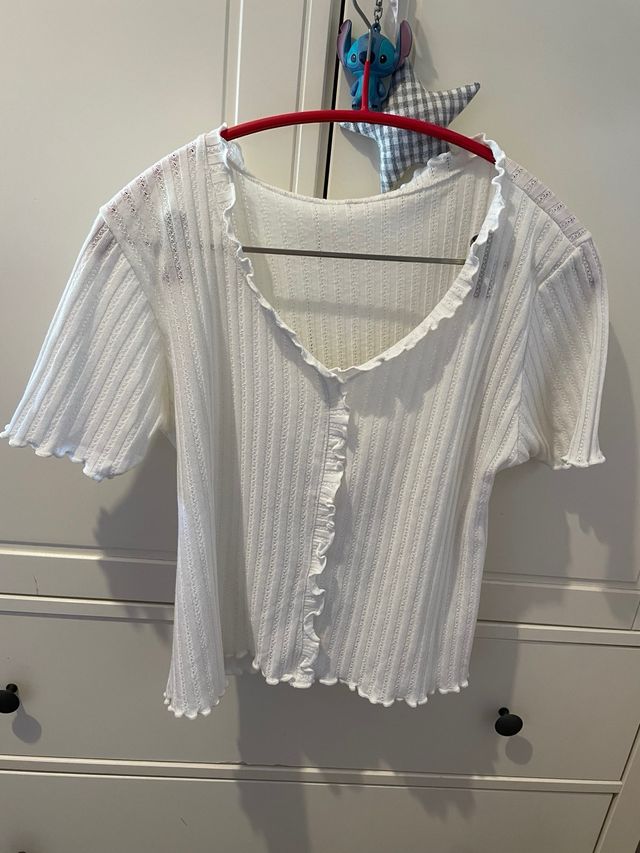 Camiseta de manga corta blanca con detalles