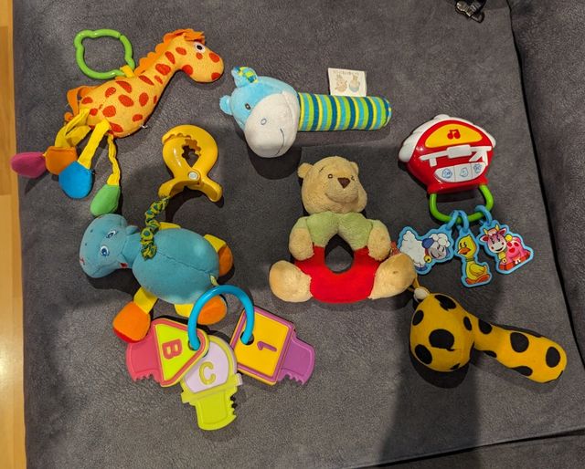 Juguetes y juegos madera y peluche de bebé