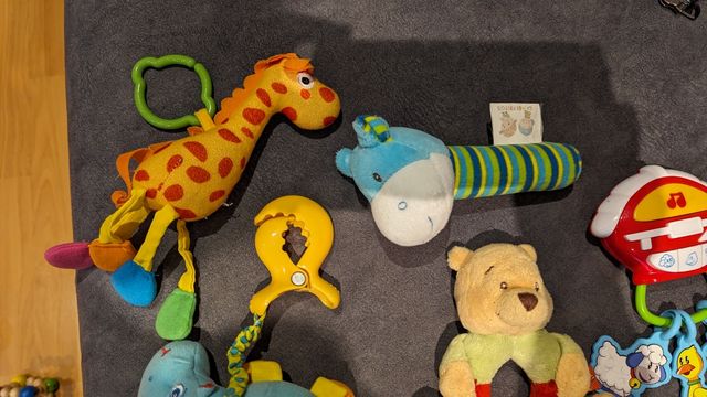 Juguetes y juegos madera y peluche de bebé