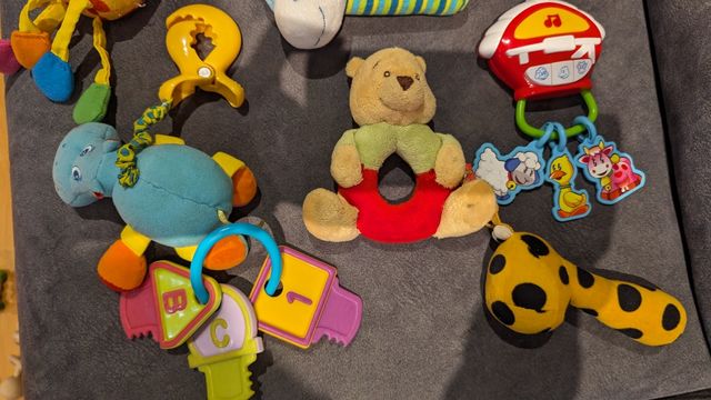 Juguetes y juegos madera y peluche de bebé