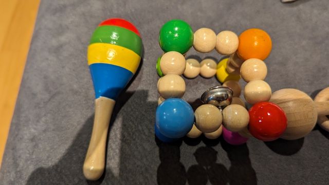 Juguetes y juegos madera y peluche de bebé