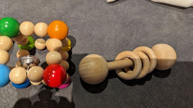 Juguetes y juegos madera y peluche de bebé