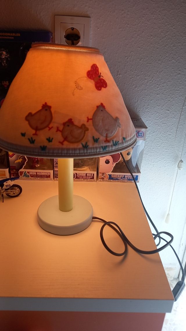 Lámpara mesita noche dormitorio infantil