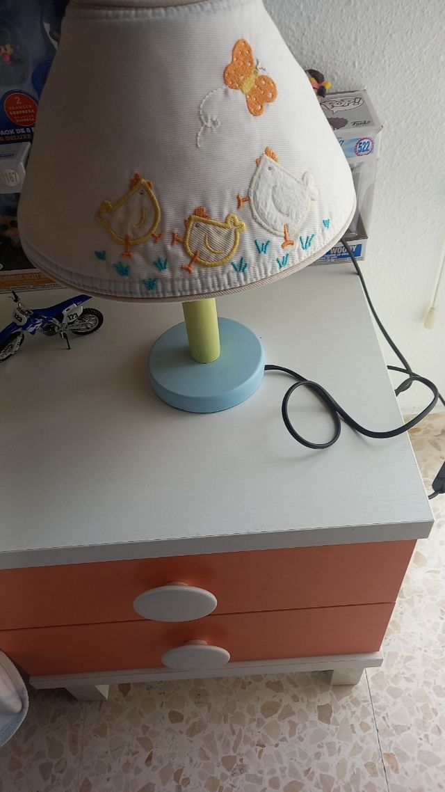 Lámpara mesita noche dormitorio infantil