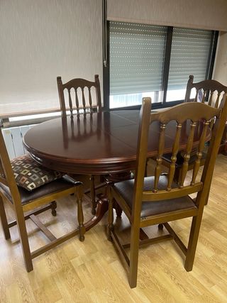 Mesa de comedor y 4 sillas