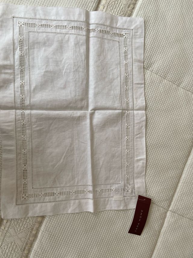 Mantel individual o tapete nuevo con etiqueta