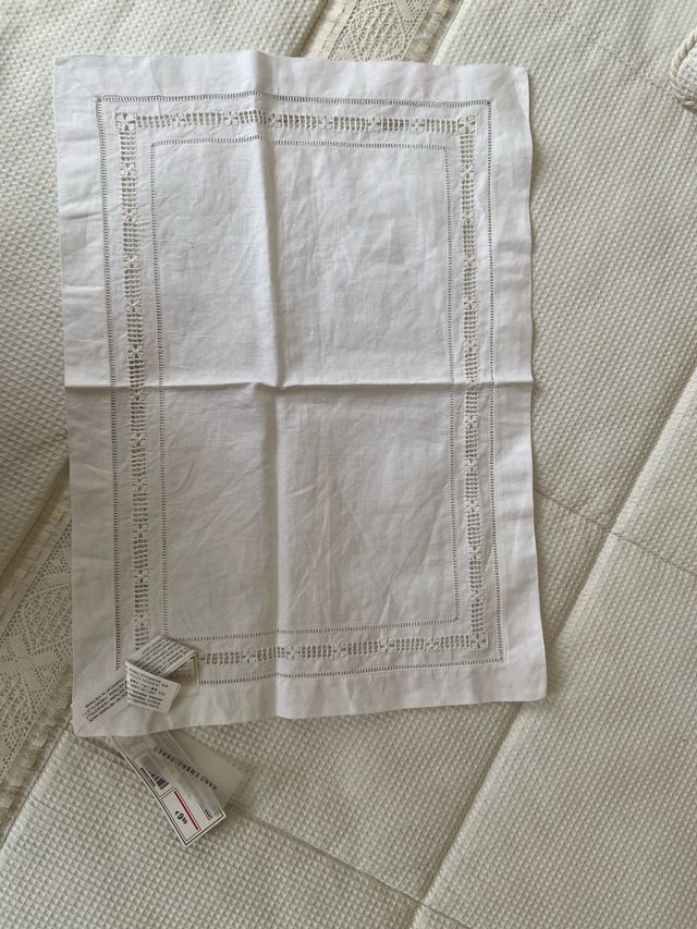 Mantel individual o tapete nuevo con etiqueta