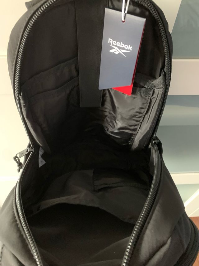 Mochila REEBOK a estrenar.34x24x11 cm