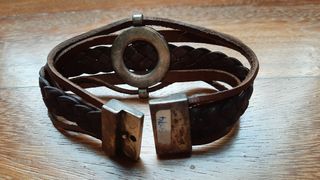 Pulsera flor cuero trenzado