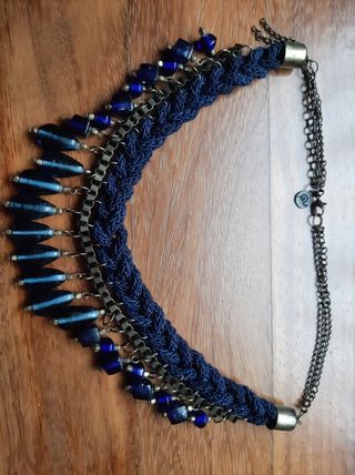 Collar azul oscuro