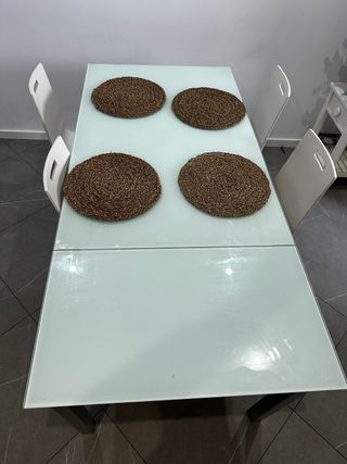 mesa telescopia de cocina y sillas madera blancas