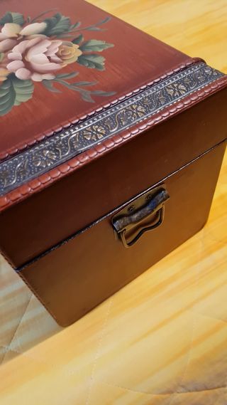 Baule decorato con maniglie laterali