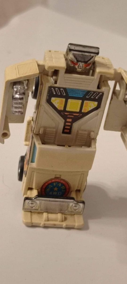 *COCHE TRANSFORMER ARTEC 1/64