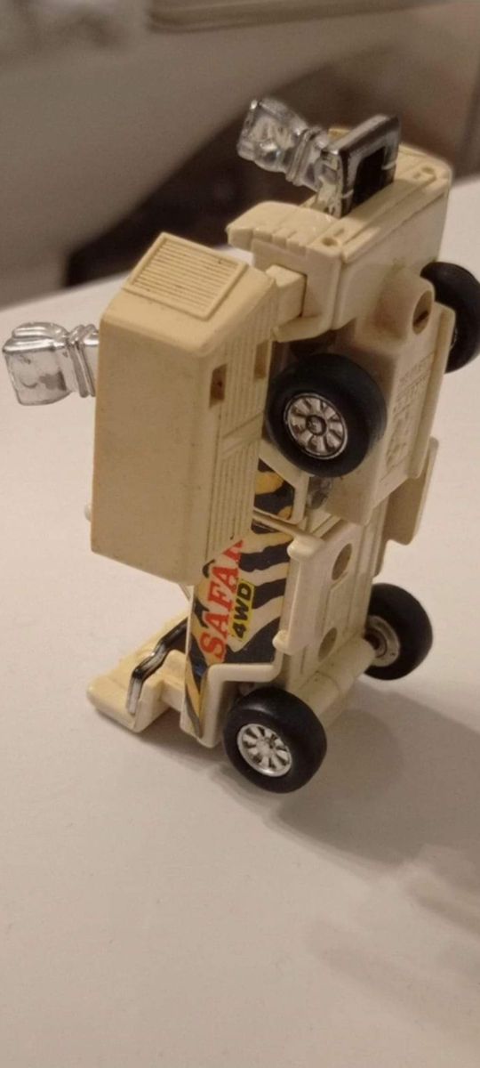 *COCHE TRANSFORMER ARTEC 1/64