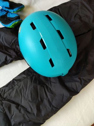 Pantalones y casco de esquí nieve niño