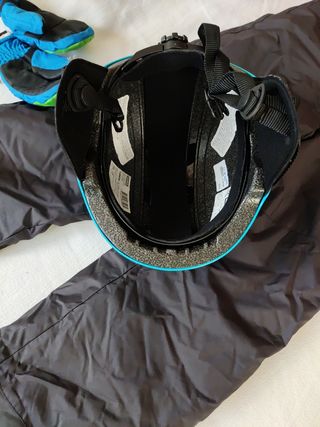 Pantalones y casco de esquí nieve niño