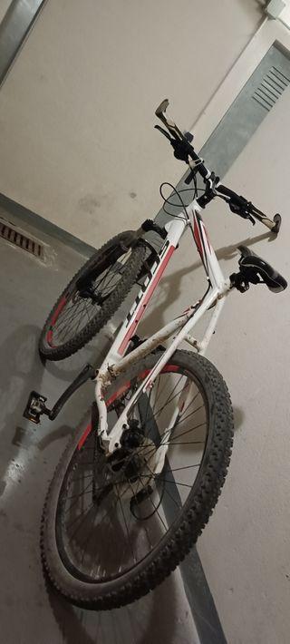 Se vende bici marca scott