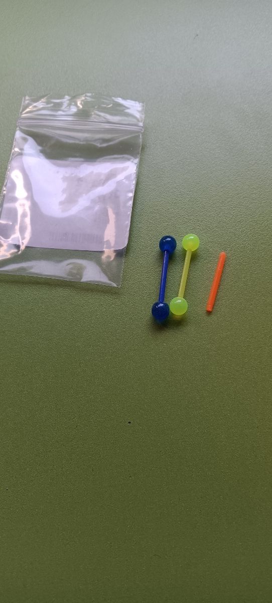 Piercings fluorescentes