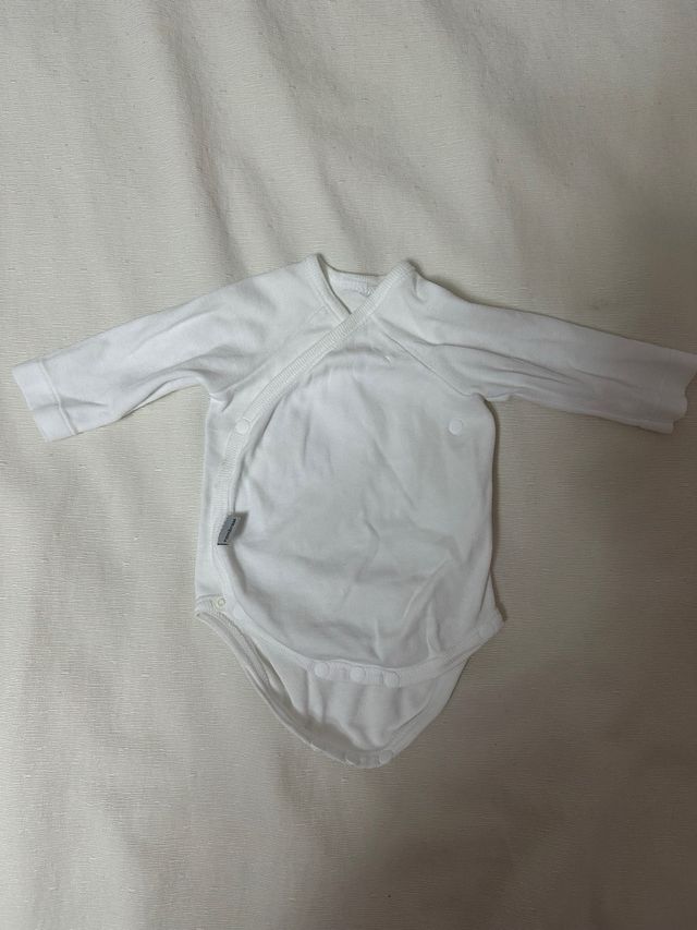 Body de bebé cruzado talla 1 mes marca Cambras