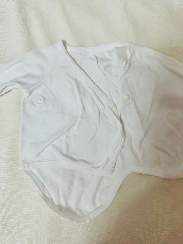 Body de bebé cruzado talla 1 mes marca Cambras