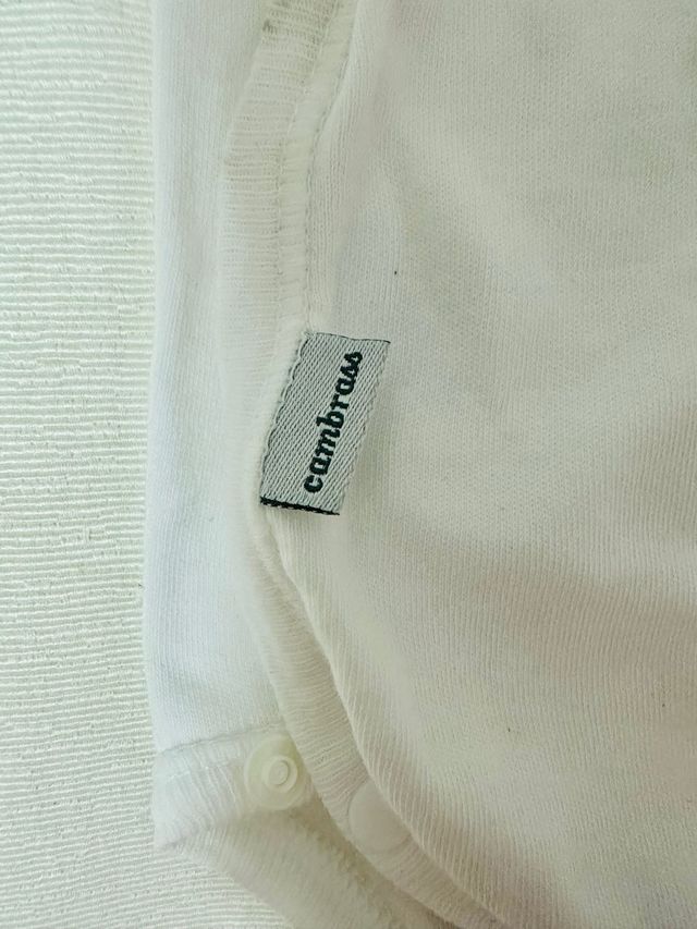 Body de bebé cruzado talla 1 mes marca Cambras