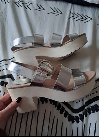 Sandalia plateada de stradivarius