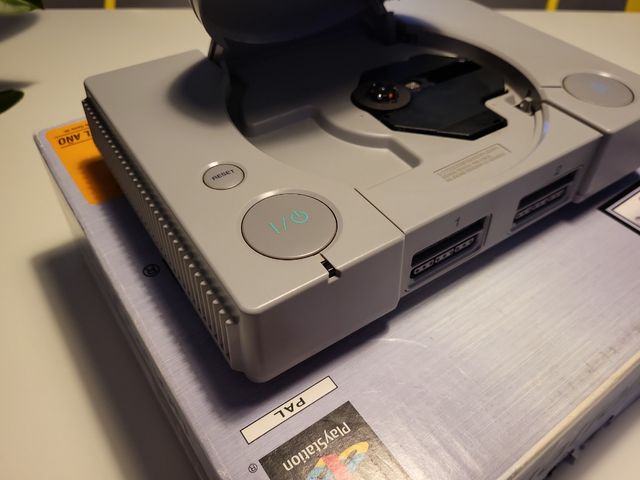 PS1 con CAJA ORIGINAL DUALSHOCK