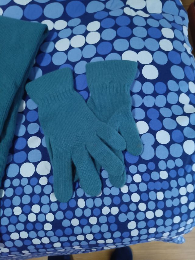 Conjunto de bufanda y guantes de lana