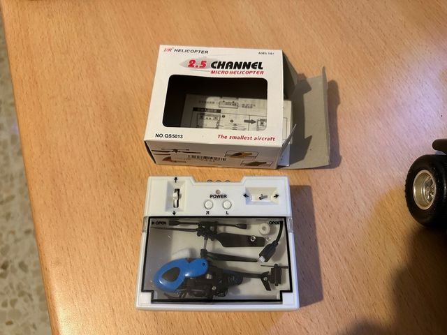 Helicoptero radiocontrolado en miniatura