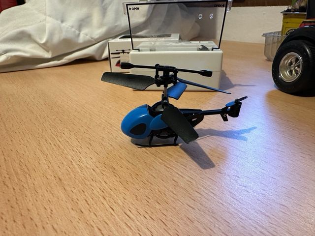 Helicoptero radiocontrolado en miniatura