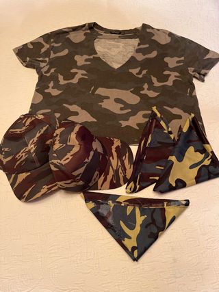 camiseta y accesorios de camuflaje