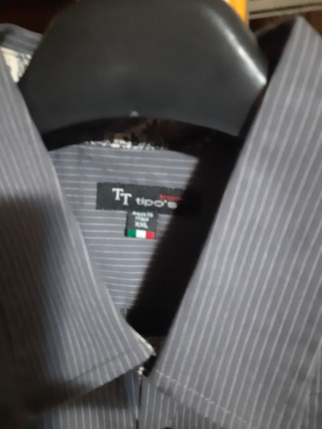 Camicia grigio scuro con righe bianche