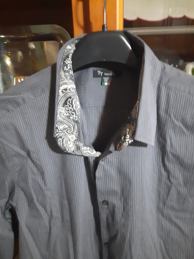 Camicia grigio scuro con righe bianche