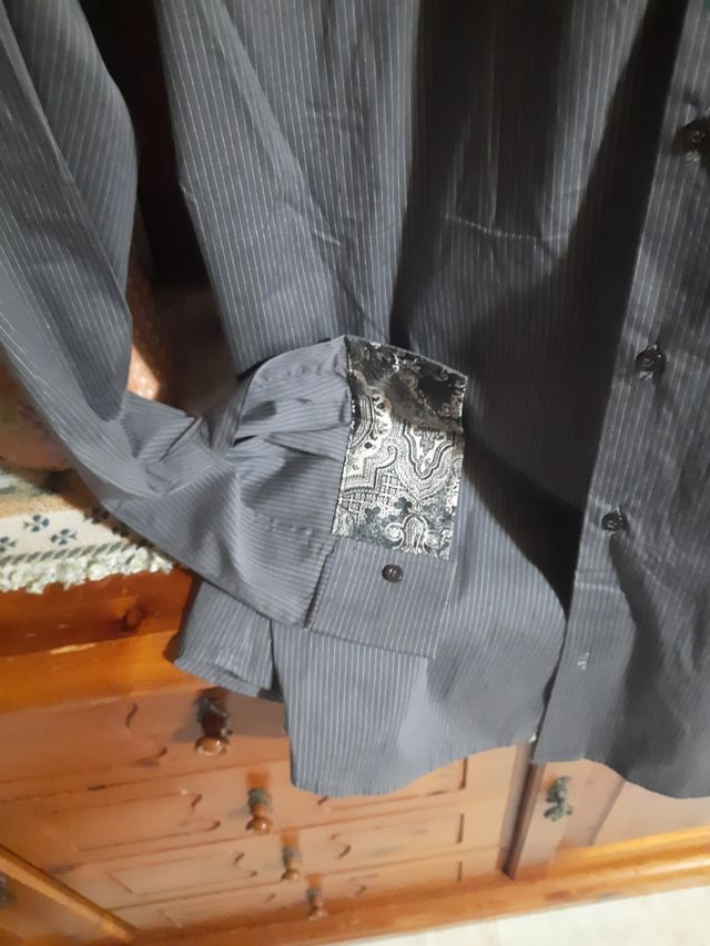 Camicia grigio scuro con righe bianche