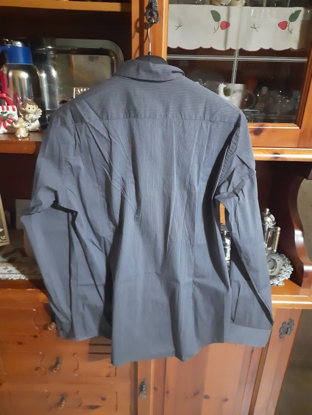 Camicia grigio scuro con righe bianche