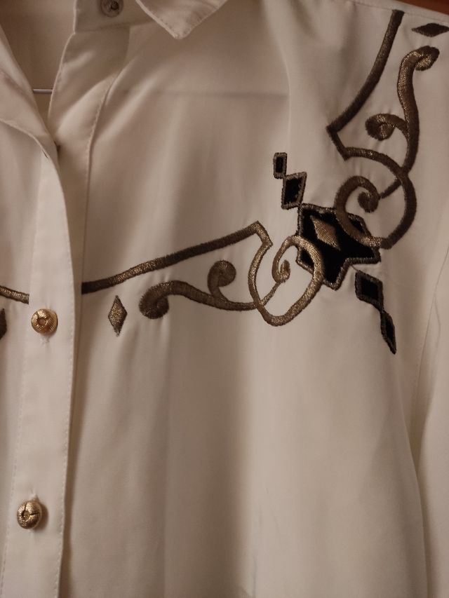 Camisa blanca bordada
