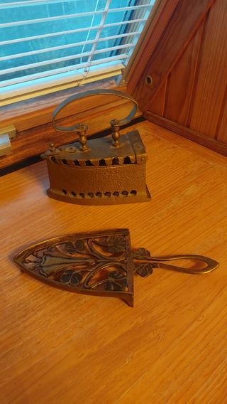 Antigua plancha de carbón con soporte