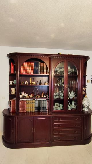 Mueble clásico de color caoba