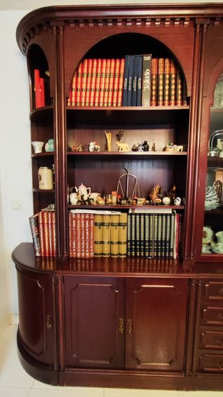 Mueble clásico de color caoba