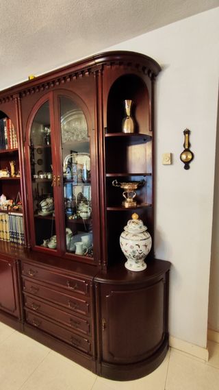 Mueble clásico de color caoba