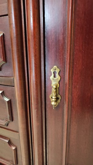 Mueble clásico de color caoba