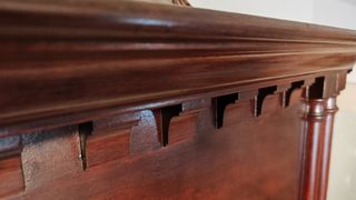 Mueble clásico de color caoba