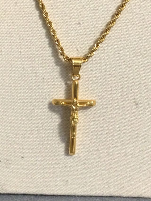 cadena mas cruz en acero dorado