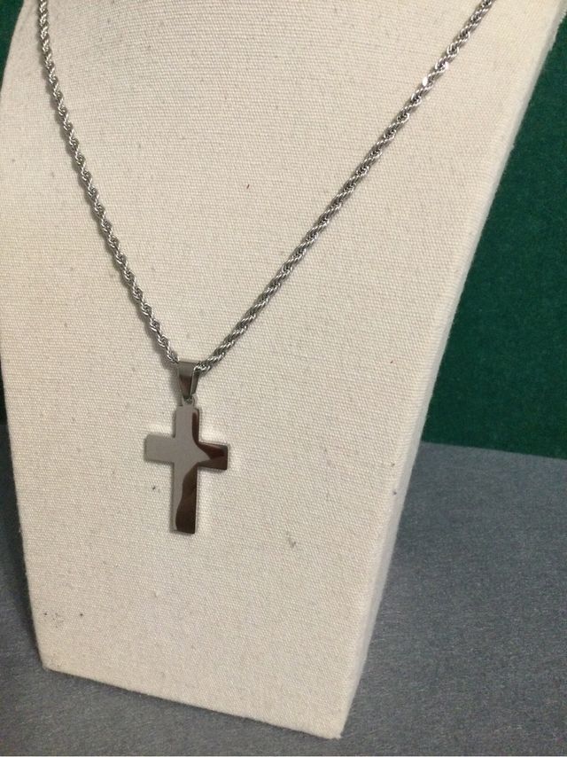 cordón mas colgante de cruz en acero.
